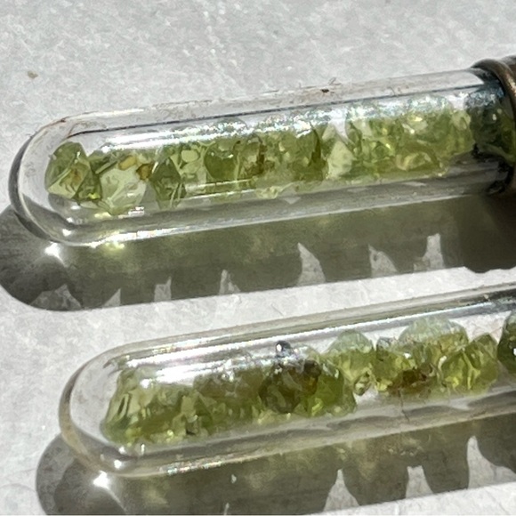 Green stone earrings - Picture 2 of 3